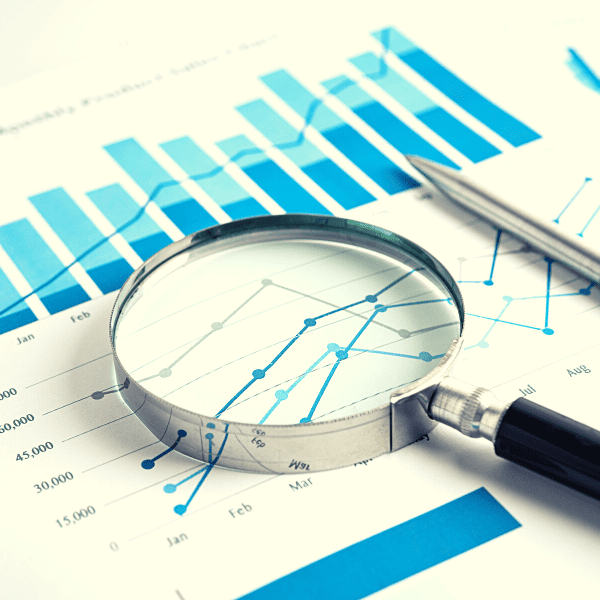 Nous observons sur cette image des graphiques matérialisant l'automatisation des processus. La loupe fait référence à la qualité du suivi et du reporting.