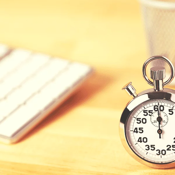 Efficacité et rapidité Nous observons une image d'un chronomètre en premier plan et d'an ordinateur en arrière plan. Il représente l'efficacité générée par nos accompagnements en lien avec la signature électronique et la dématérialisation au sens large.