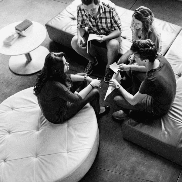 Huddle Spaces Des personnes travaillant en collaborativité dans un Huddle Spaces