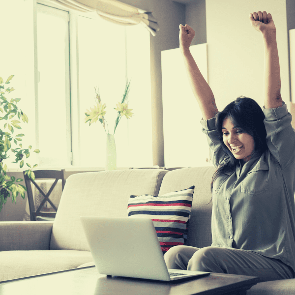 Cette image représente une femme heureuse devant son ordinateur. Grâce à la facture électronique et à la dématérialisation, le risque d'erreur est réduit considérablement.