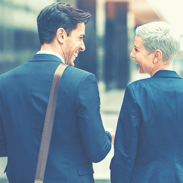 Relations fournisseurs Nous observons deux individus entrain de discuter chaleureusement. Cette image représente la relation de confiance et de qualité établies avec vos fournisseurs grâce à la dématérialisation.