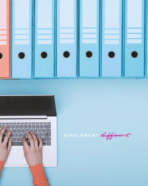 Sur cette image nous observons une personne entrain de travailler sur son ordinateur, beaucoup de dossiers posés sur son bureau. Nous comprenons que cette personne travaille efficacement car elle utilise les deux mains sur son clavier et que l'archivage de ses papiers lui permet de gagner un temps considérable.