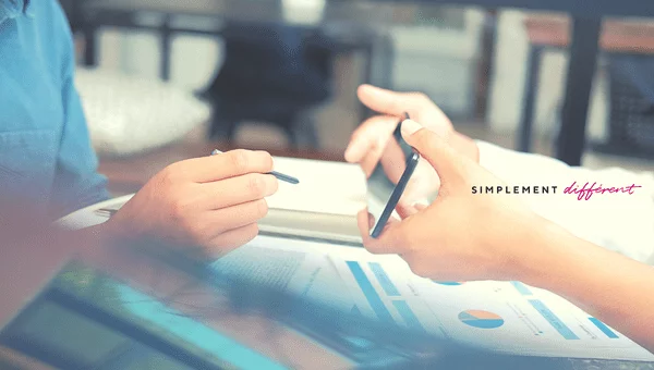 Signature électronique facile Cette image nous montre un personne entrain de signer électroniquement un document numérique, comme un contrat ou un formulaire. Son prestataire lui facilite la tâche en lui tenant le téléphone mobile servant à signer électroniquement ce document numérique.