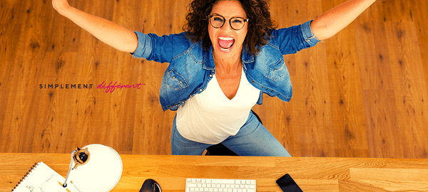 Nous observons une personne devant son ordinateur, heureuse, les bras levés au ciel. Cette image représente la satisfaction de nos clients.