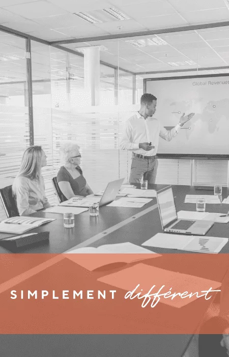 Travail et outils collaboratifs Cette image montre une réunion se déroulant dans une salle de réunion équipée d'un écran interactif. L'orateur peut ainsi illustrer ses explications. Son auditoire peut collaborer efficacement.