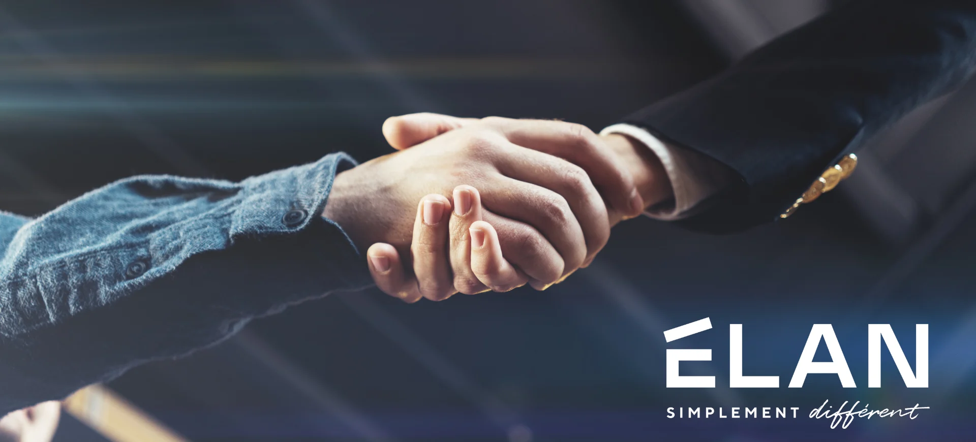 Une poignée de main avec le logo Elan