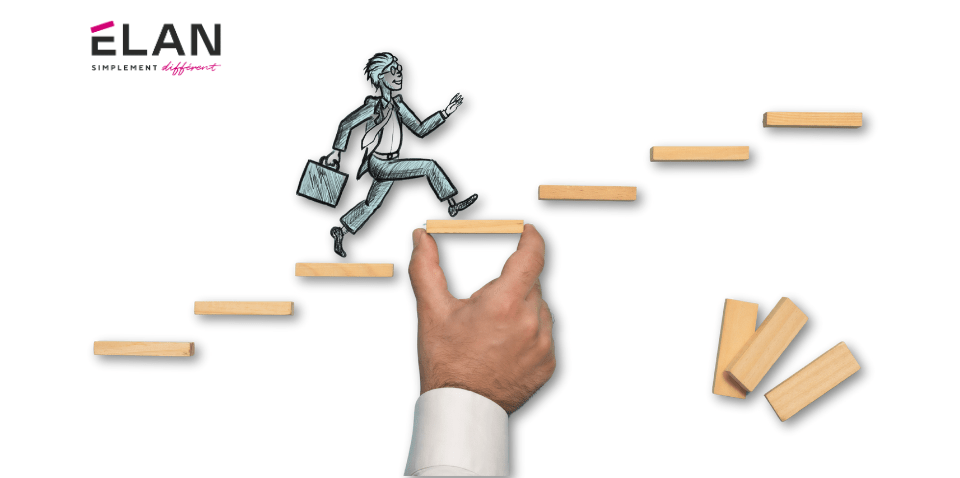 Un homme dessiné monte des escalier en bois, construit par une main géante.