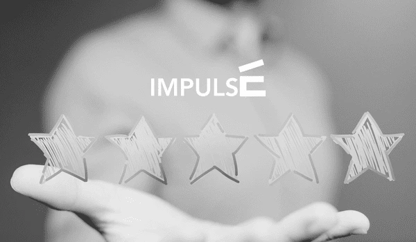 Main tenant cinq étoiles symbolisant l’excellence, avec le logo « Impulse by Élan » au-dessus.