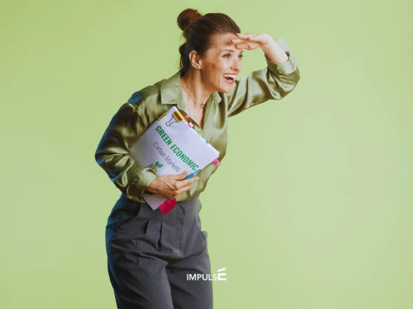 Femme tenant des documents, regardant vers la droite avec la main au-dessus des yeux, sur fond vert.