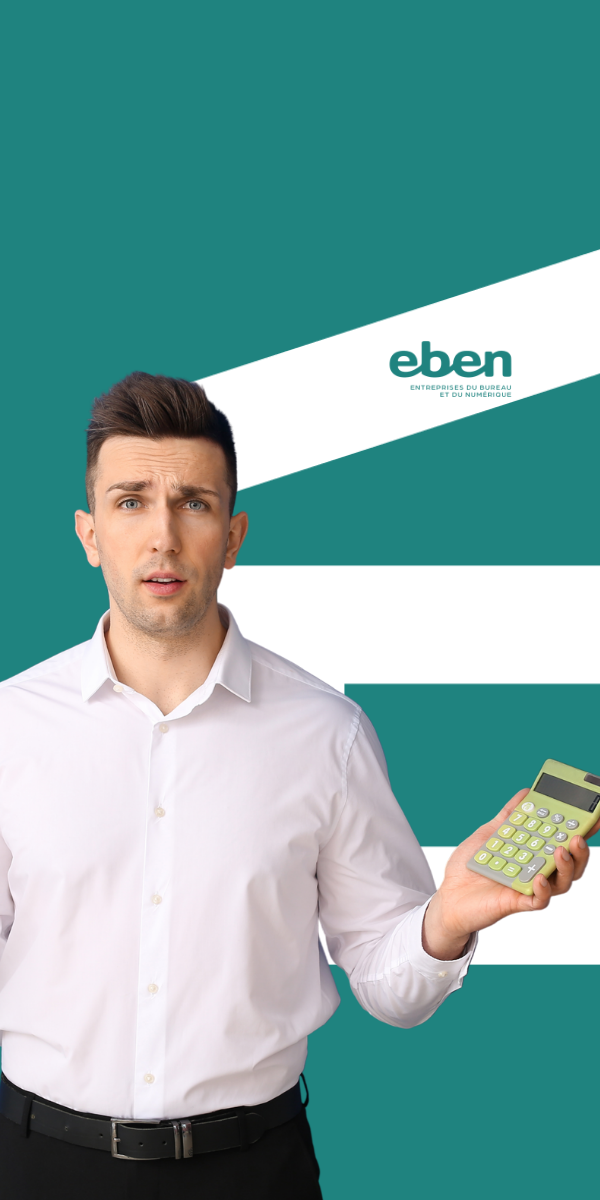 Un homme en tenue professionnelle tenant une calculatrice