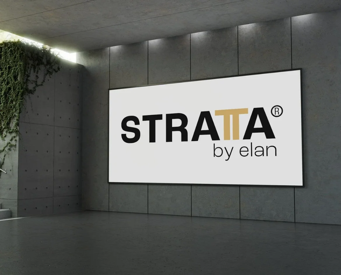 Logo Strata sur écran géant mural